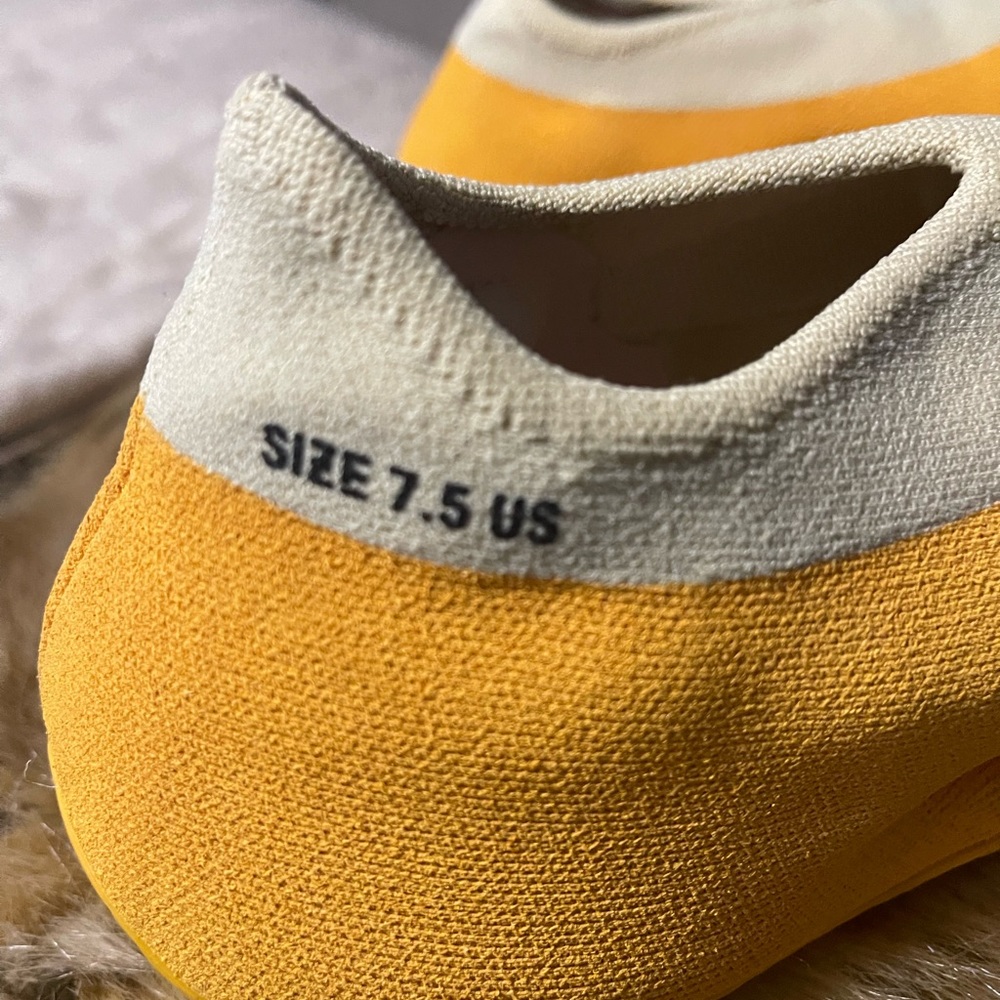 Yeezy Sneakers View 3